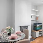 Onsitestays - Bright Spacious 2-Br, Wifi And Lots Of Street Parking