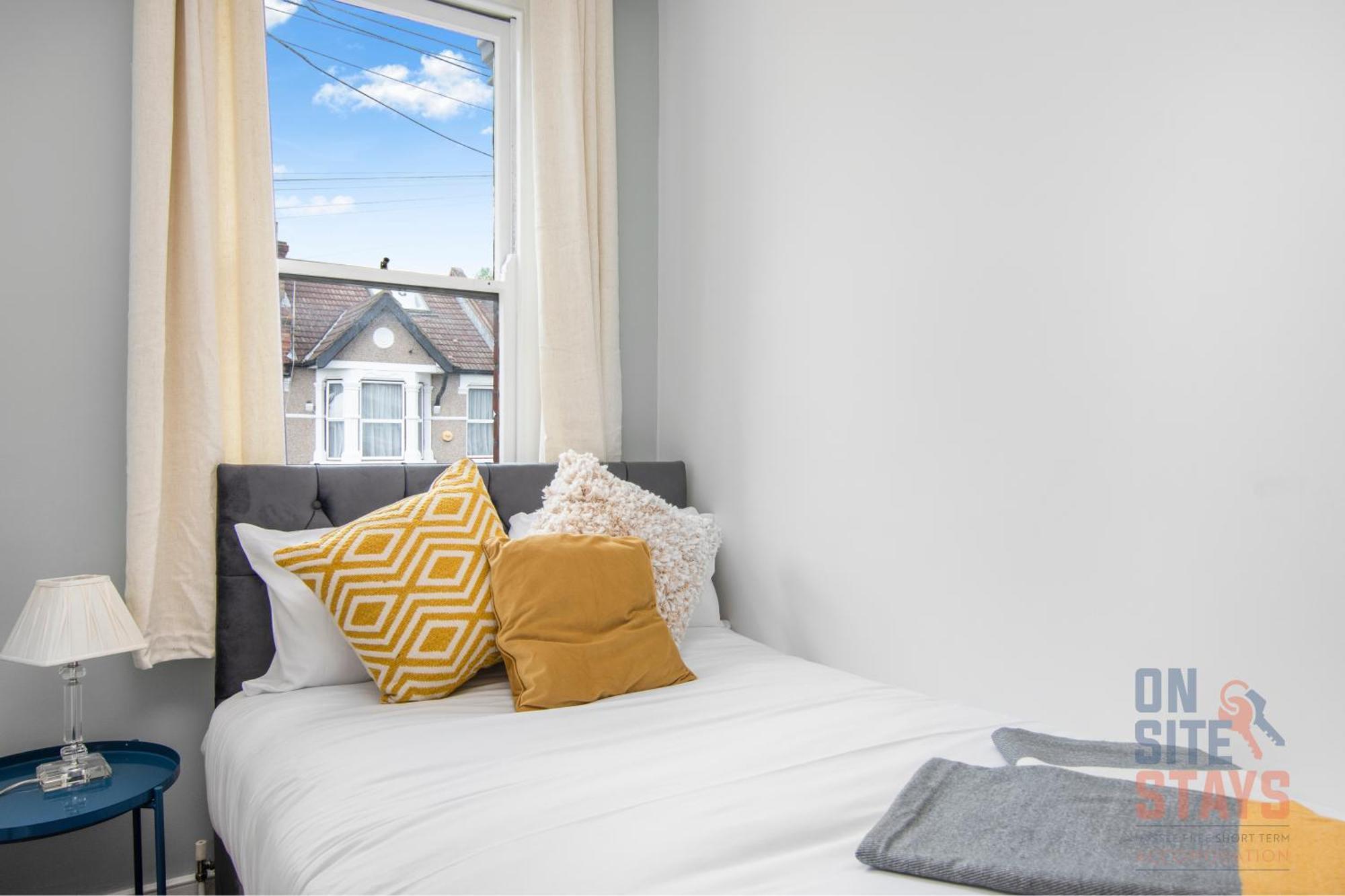 Onsitestays - Bright Spacious 2-br, Wifi And Lots Of Street Parking