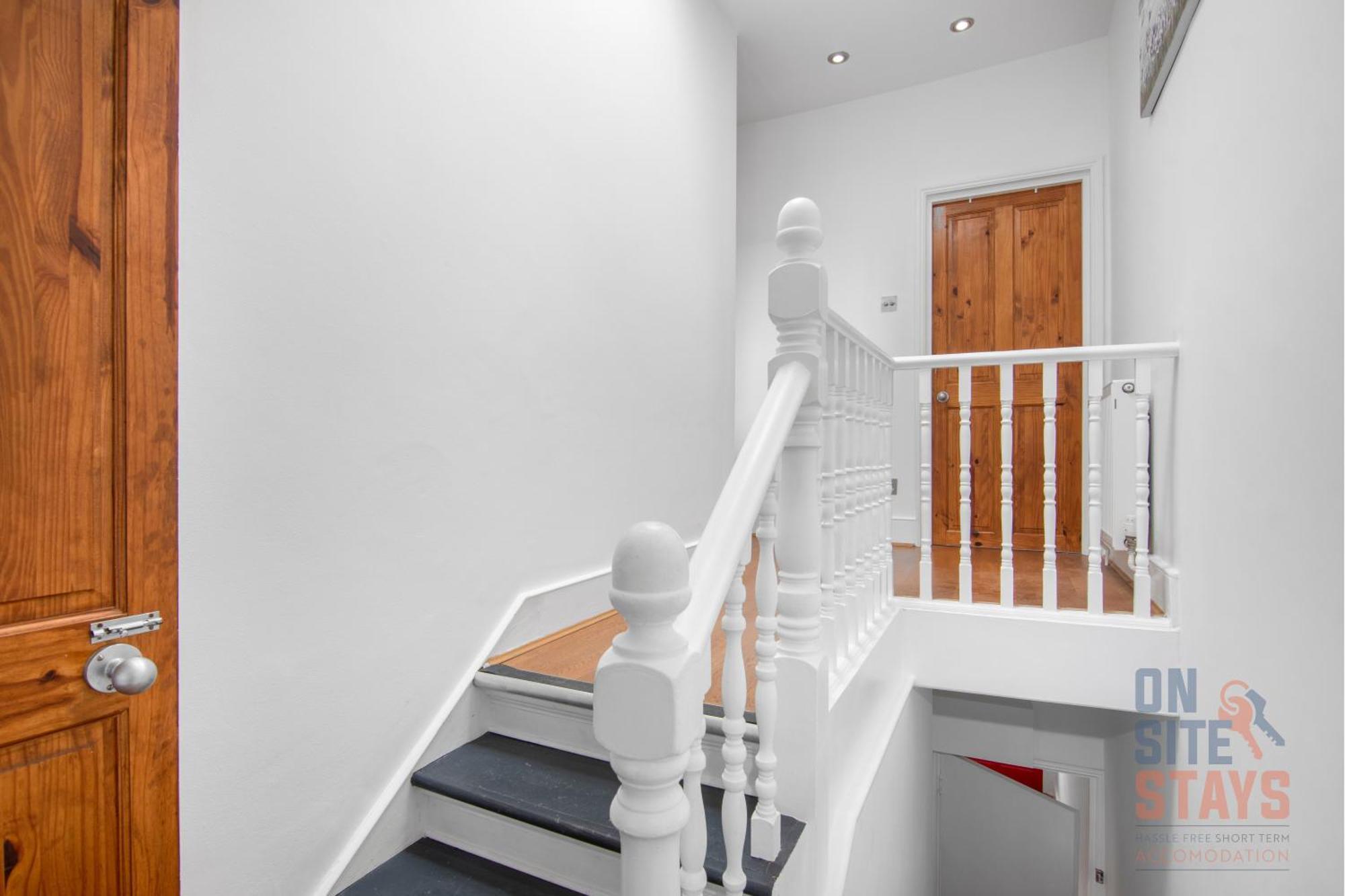 Onsitestays - Bright Spacious 2-br, Wifi And Lots Of Street Parking *