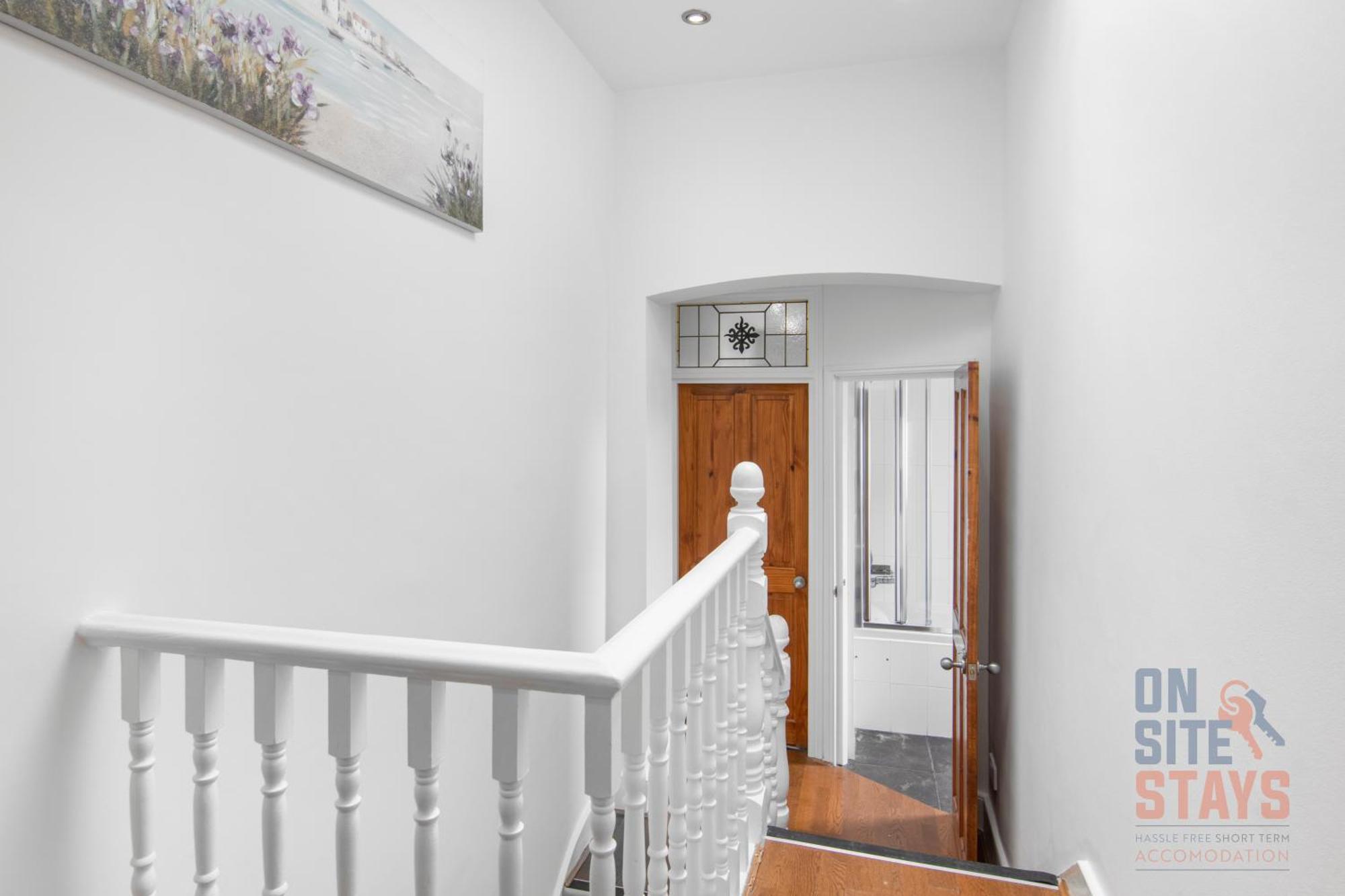 Onsitestays - Bright Spacious 2-br, Wifi And Lots Of Street Parking *